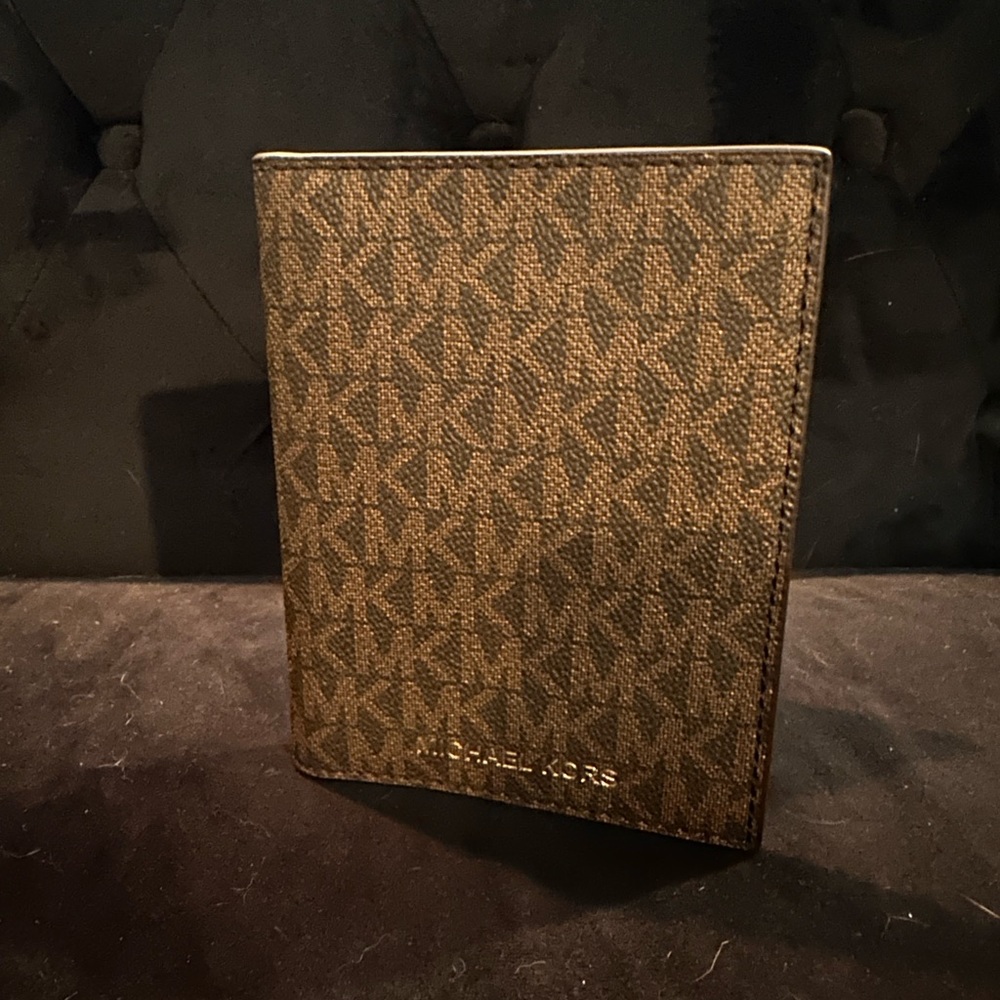 NWOT Michael Kors Passport Wallet
